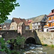 Le pont fortifié construit en grès rose date de 1514