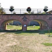 Le pont menant à la porte de Colmar décoré de belles sculptures métalliques