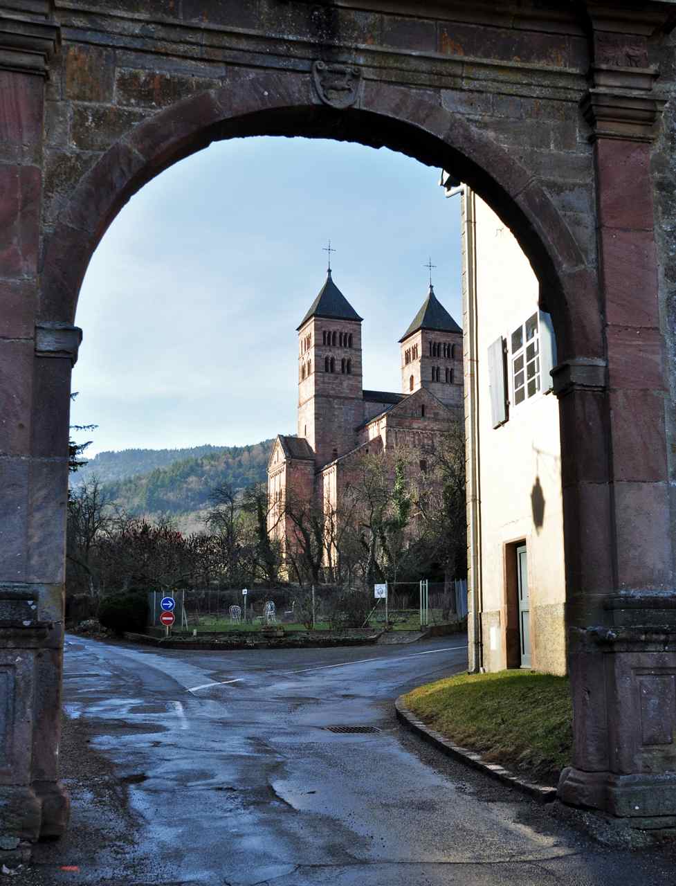 Le porche de l'ancienne abbaye (XVII°s) et l'abbatiale