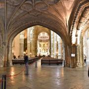 Le porche donne acès à l'église Santa maria