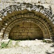 ... le porche roman de l'église romane déposé au XIX° siècle