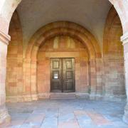 Le porche roman et le portail  construits après 1161