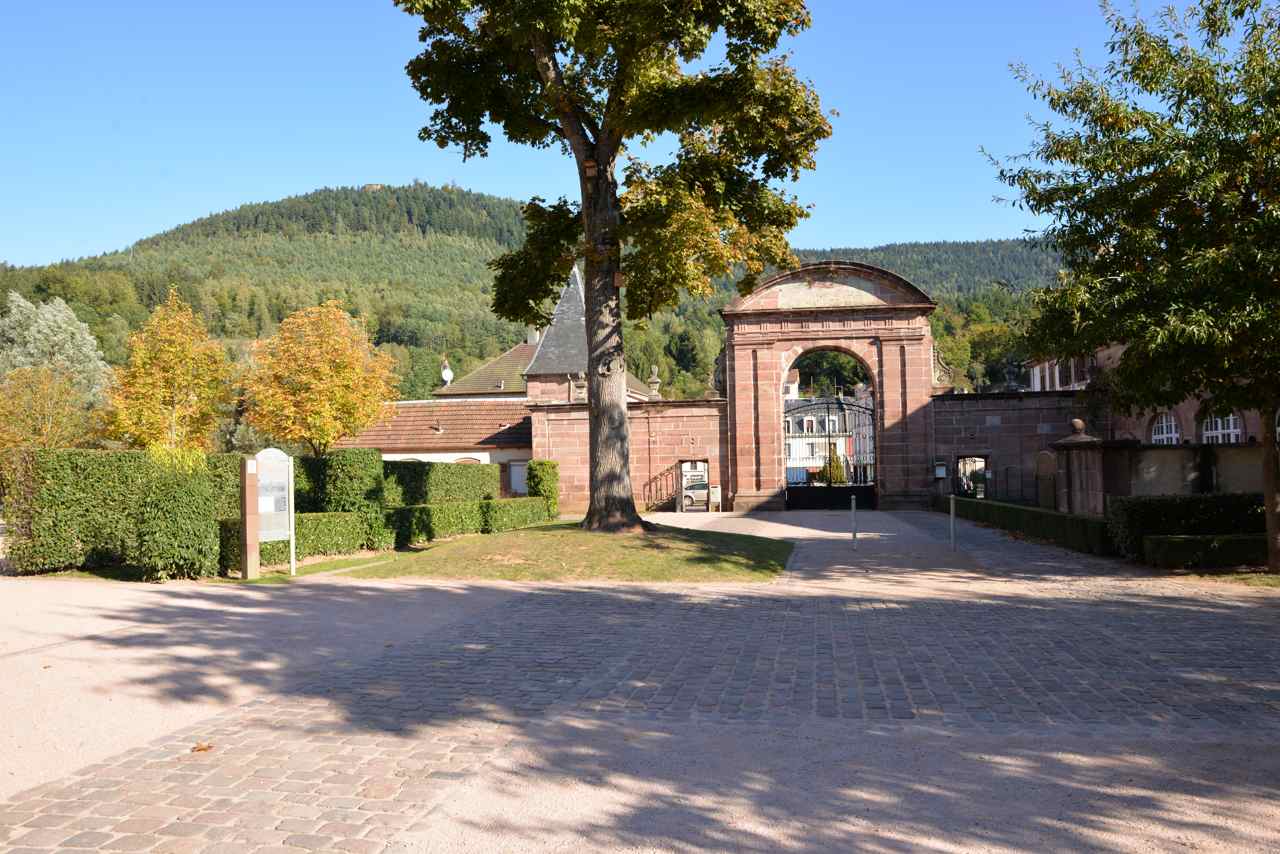 Le portail d'enceinte de l'abbaye (reconstruit au xviiie siècle)