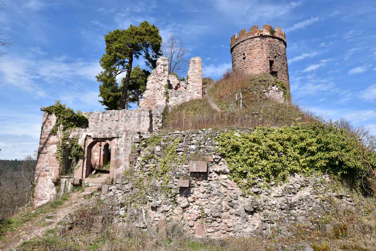 Le portail d'entrée, la tour bastionnée sud et le donjon en pierres à bossage