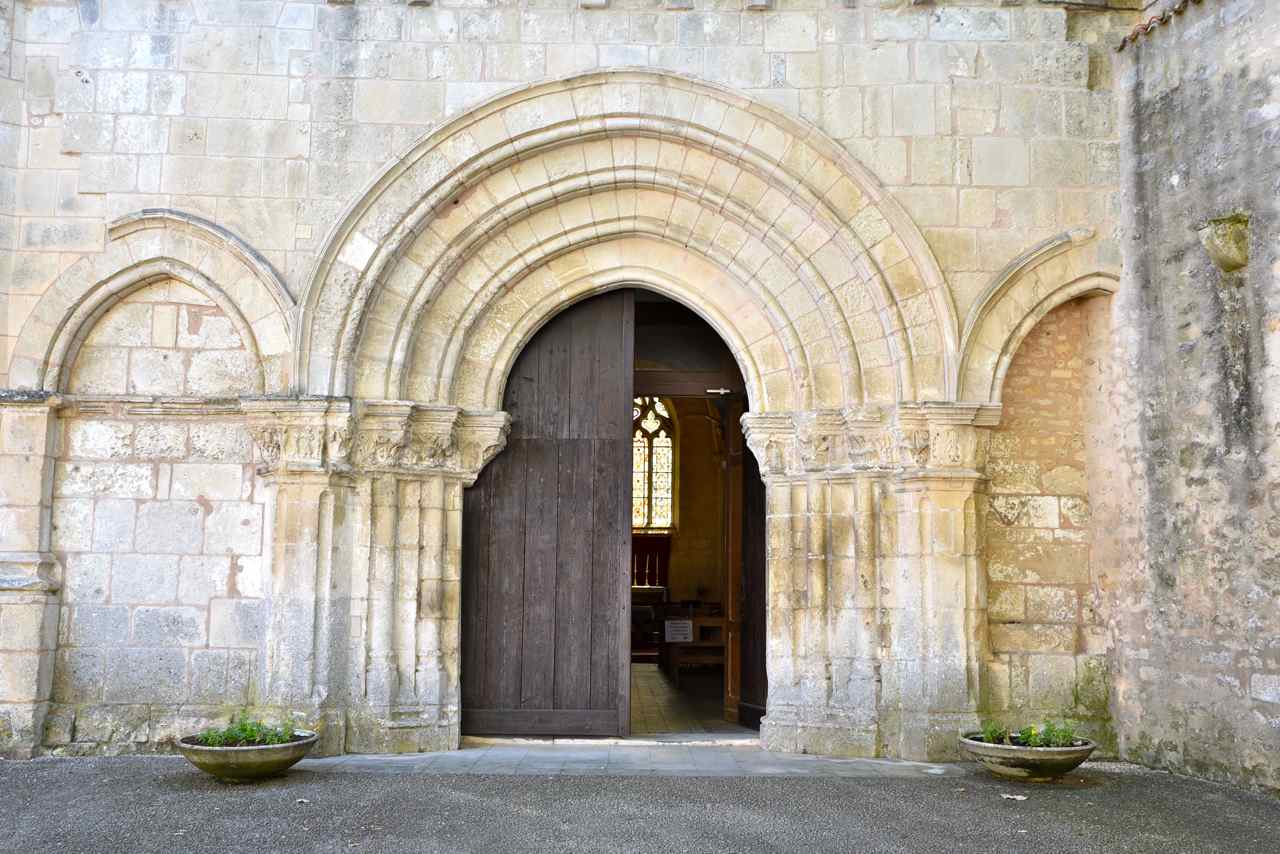 Le portail de St Pallais est très mutilé