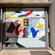 Le portail émaillé, oeuvre de Le Corbusier, représenterait l'Annonciation