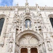 Le portail est couronné par un dais surmonté de la croix des chevaliers du Christ