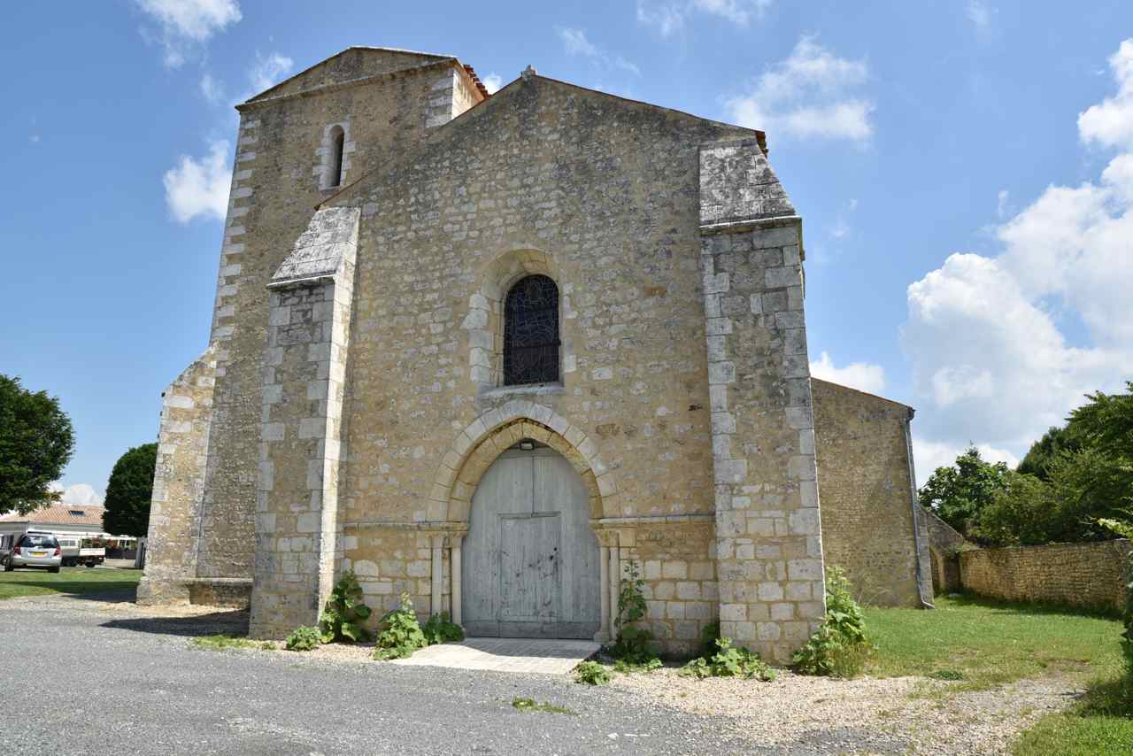 Le portail et la façade datent du XIII° siècle