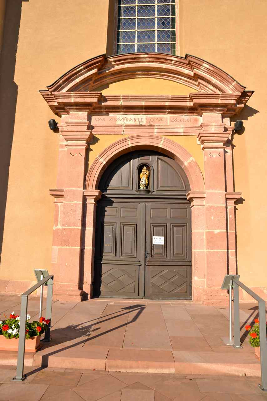 Le portail et une statuette polychrome de la Vierge du XVIII°s