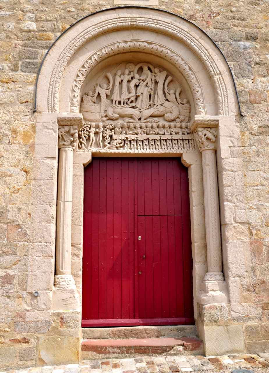 Le portail finement taillé est unique dans le Brionnais