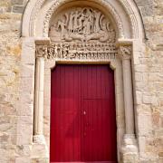 Le portail finement taillé est unique dans le Brionnais