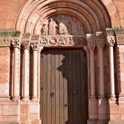Le portail occidental et son tympan représente le Christ...
