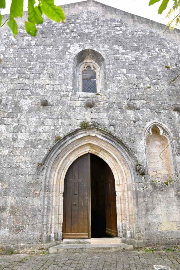 Le portail ouest surmonté d'une baie étroite et à sa droite une niche gothique