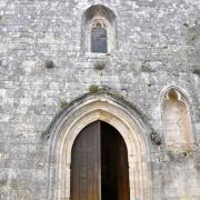 Le portail ouest surmonté d'une baie étroite et à sa droite une niche gothique