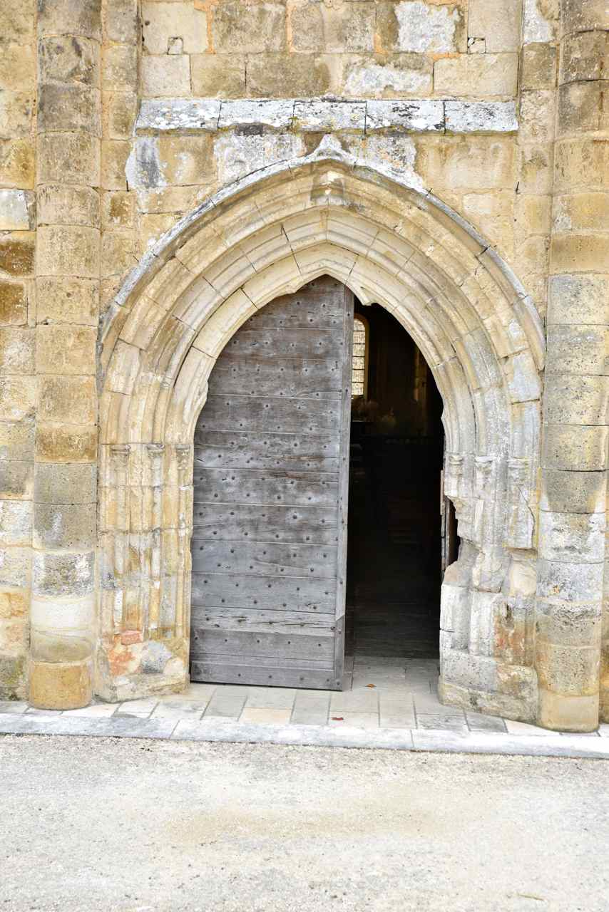 Le portail sans tympan a été restauré au XV° siècle