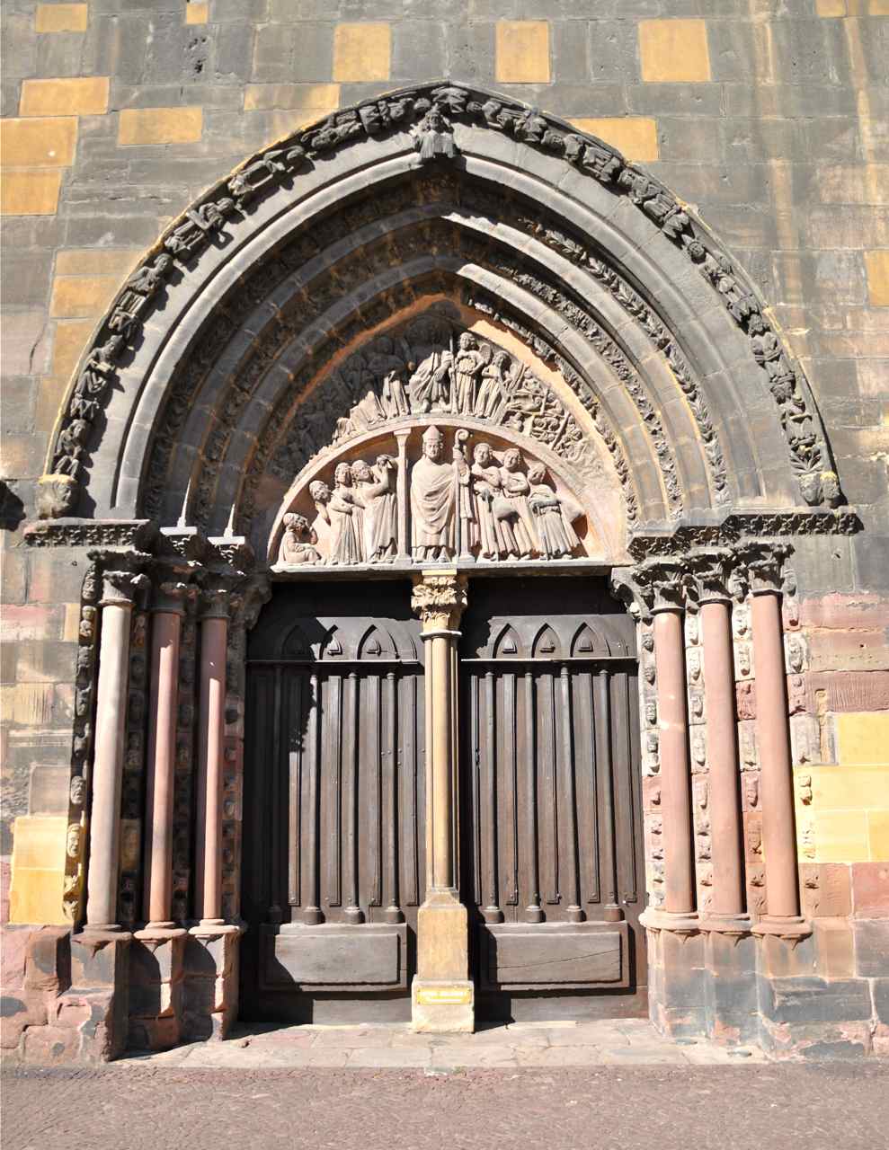 Le portail Sud, dédié à St Nicolas, date du XVII° sièccle