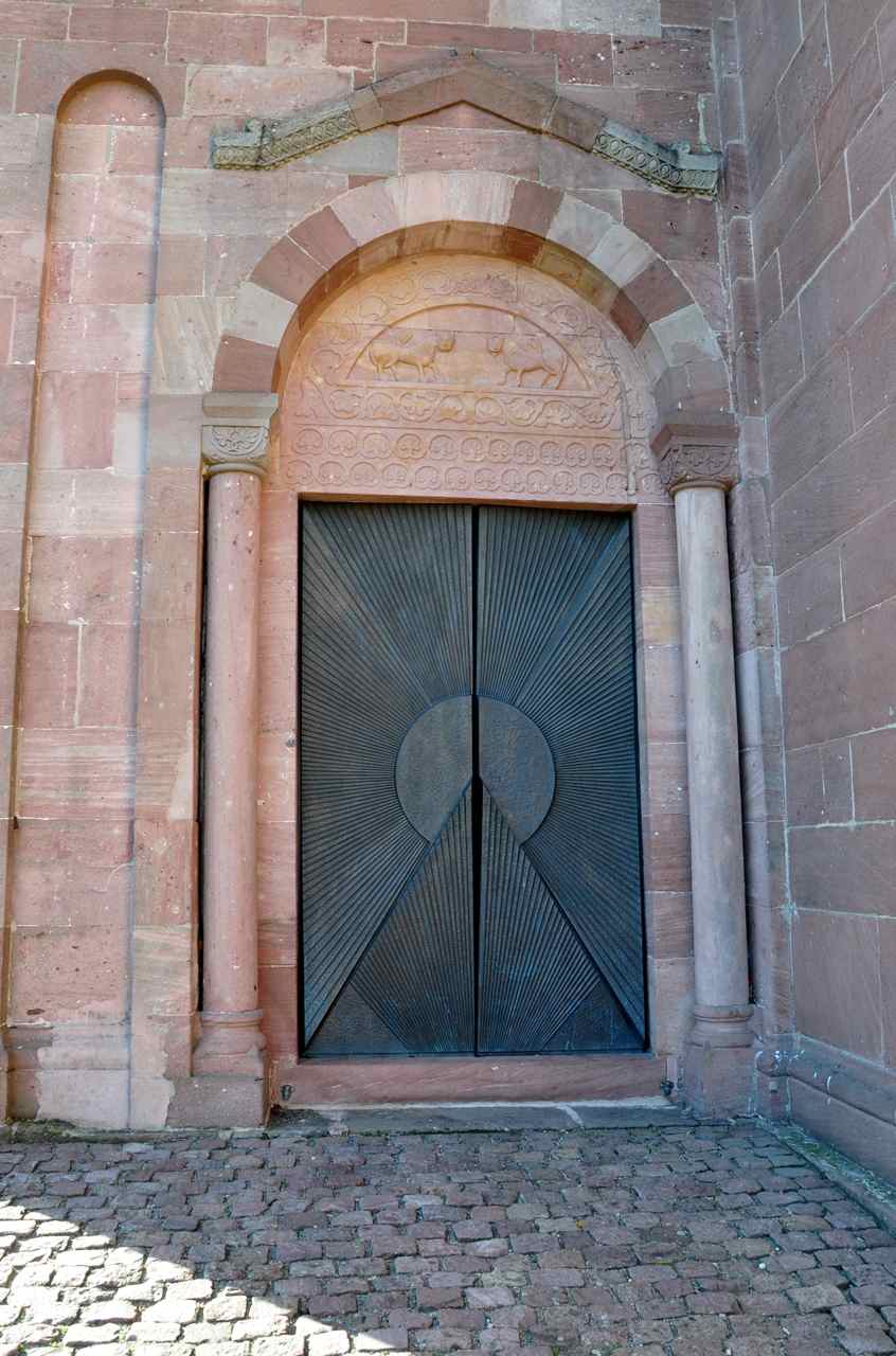 La porte sud des lions avec une porte en bronze de J. Goerig