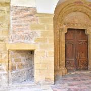 Le portail sud donne accès à la basilique depuis le cloître