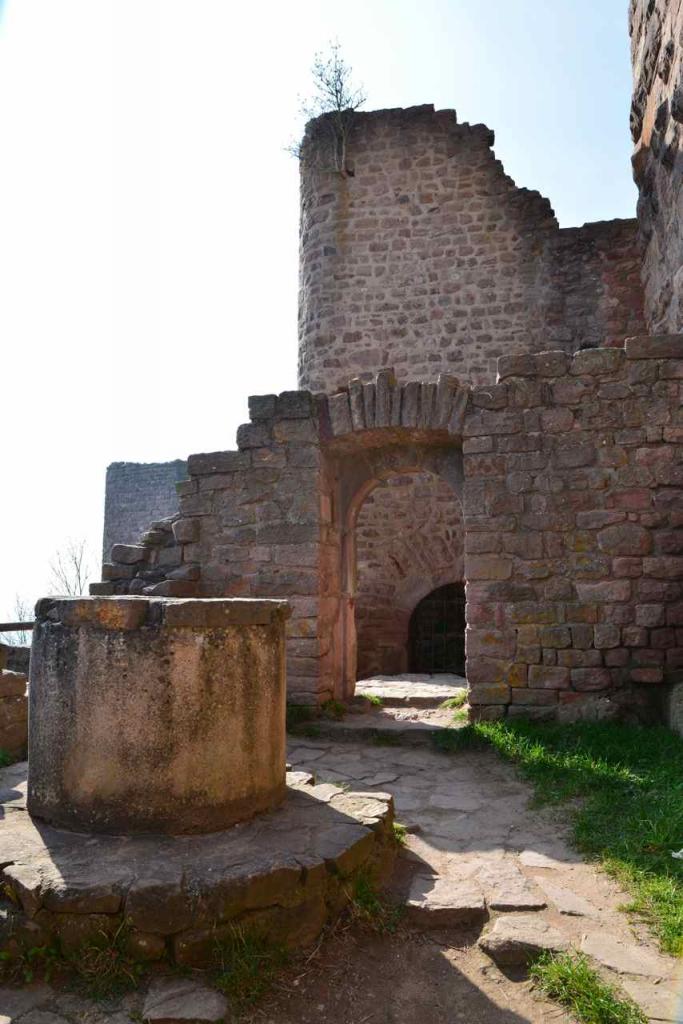 Le puits et la tour du Wahlenbourg bâti au XI° siècle