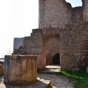 Le puits et la tour du Wahlenbourg bâti au XI° siècle
