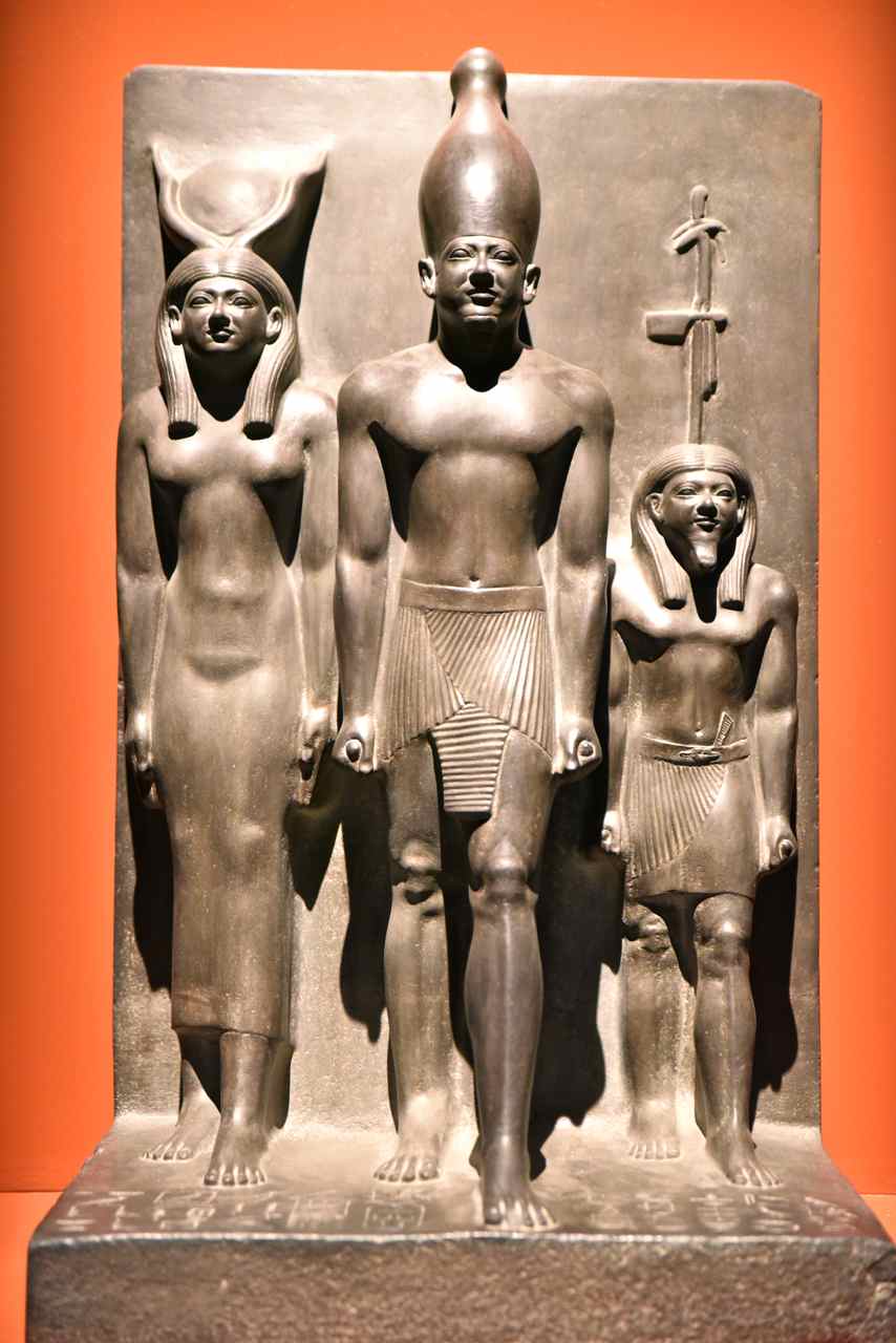 Le roi Mykérinos entouré de la déesse Hathor et...