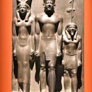 Le roi Mykérinos entouré de la déesse Hathor et...