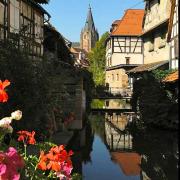 Le Schfupf appelé petite Venise, au fond l'église abbatiale sts Pierrre et Paul