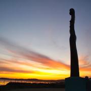 Le soleil se couche, la femme océane veille ...