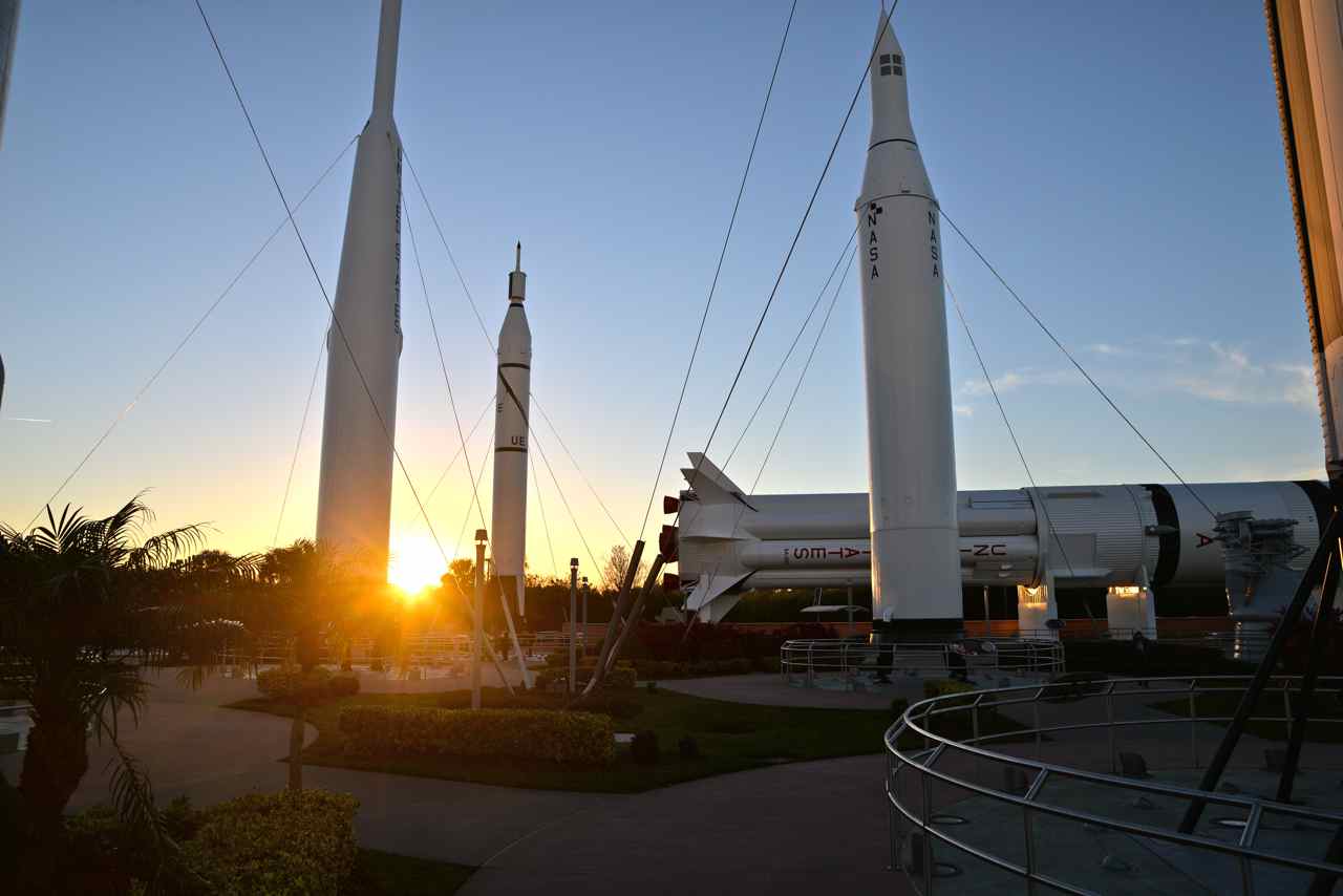 Le soleil se couche, le Kennedy Space Center ferme ses portes