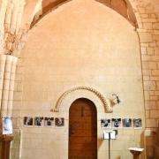 Le transept sud accueille une exposition de photos des modillons ...
