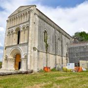 Le transept sud est en cours de restauration