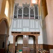 Le transept sud et l'orgue de choeur de Cavaillé-Coll daté de de 1864