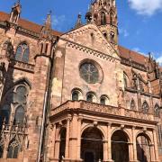 Le transept sud, la tour de croisée et le porche renaissance de 1620