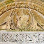 Le tympan au Christ en gloire entre deux anges est l'un des plus anciens de Bourgogne