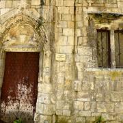 ...le tympan au dessus de la porte a été détruit par martelage