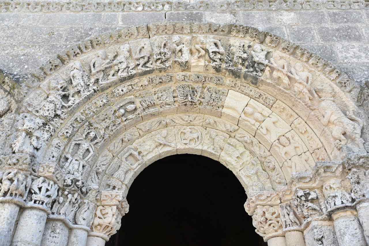 Le tympan et les chapiteaux sculptés du portail