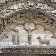 Le tympan représente la cruxificxion du Christ et l'agneau pascal