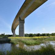 Le viaduc de Martrou, bâti en 1991, enjambe les marais et la Charente