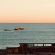 Le vieux crabe est remorqué vers son funeste destin, sa déconstruction