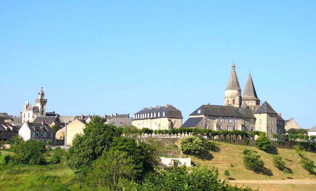 Le village de Bénévent l'Abbaye et son abbatiale St Barthélémy...