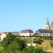 Le village de Bénévent l'Abbaye et son abbatiale St Barthélémy...