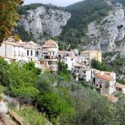 Le village et le palais Lascaris (bâtiment jaune)