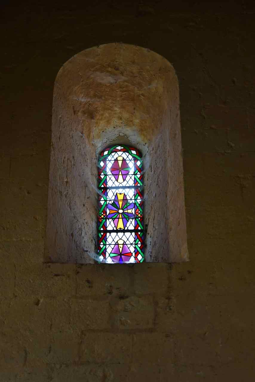 Le vitrail au dessus du portail d'entrée vu de l'intérieur de l'église
