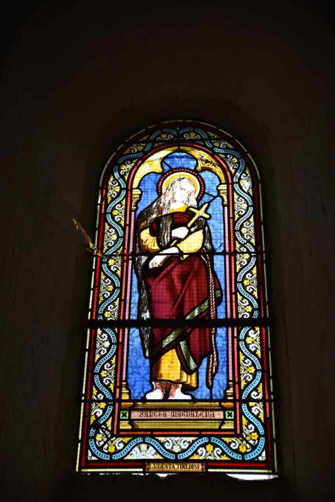 Le vitrail axial du choeur représente Ste Madeleine