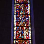 Le vitrail axial, tonalités rubis, est dédié au Christ et à la vraie Croix