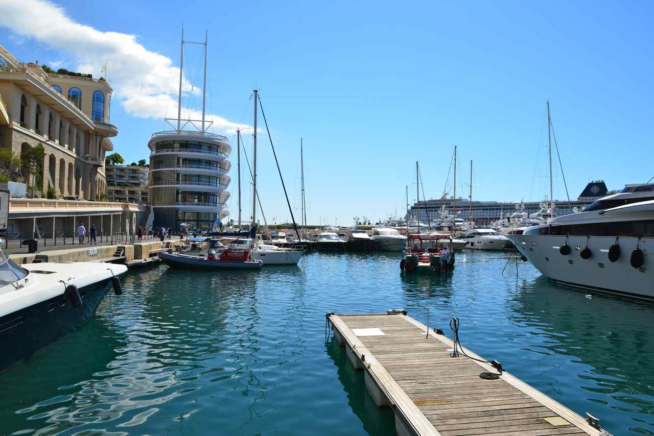 Le Yacht Club de Monaco, oeuvre de l'architecte Norman Foster...