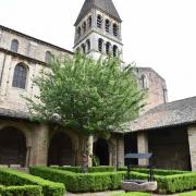 Les galeries nord et Est du cloître et au centre un puits du XVIII° siècle