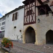 Les anciens remparts nord et la Vieille Porte vus de l'extérieur de la ville