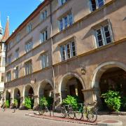 Les arcades de l'Ancien presbytère et l'église franciscaine St Matthieu