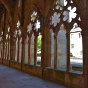 Les arcades du cloître vues depuis l'entrée de l'église